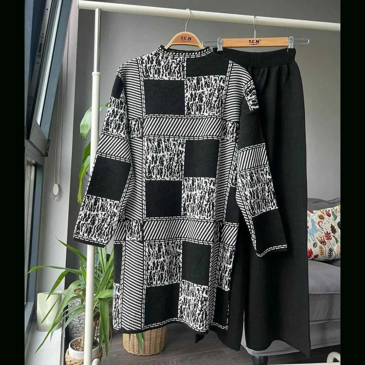 Texture Box Printed Sweat Style 2-Pcs Winter Tracksuit For Her