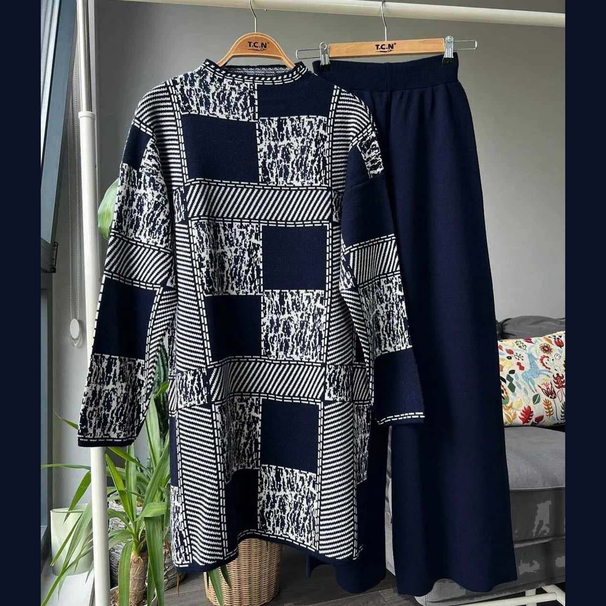 Texture Box Printed  Sweat Style 2-Pcs Winter Tracksuit For Her